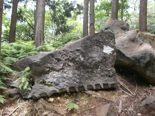 돌을 깨뜨린 흔적을 남긴 화살구멍석.jpg