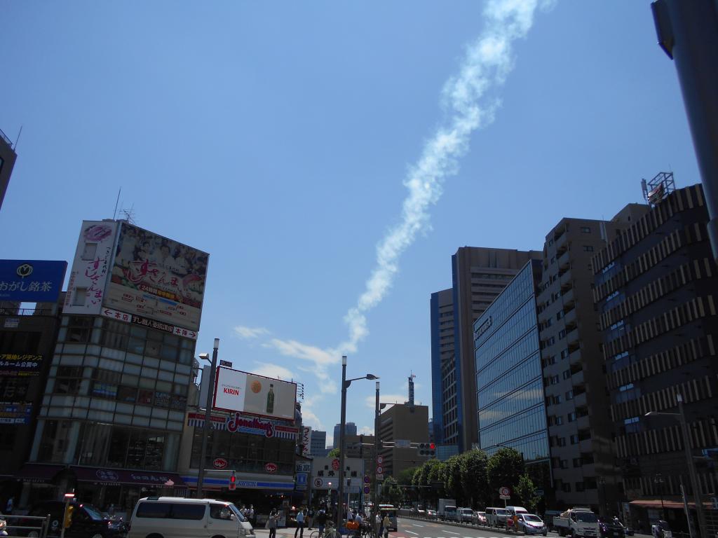 츠키지에서 시나가와 방면으로의 비행기 구름 Blue Impulse over the Ginza on May 29th, 2020