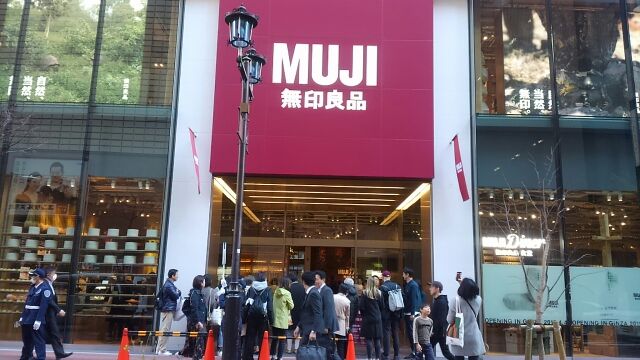 점포의 정면은 가로수길에 접하고 있습니다. MUJI 무인량나미키도리 산쵸메에 개점　