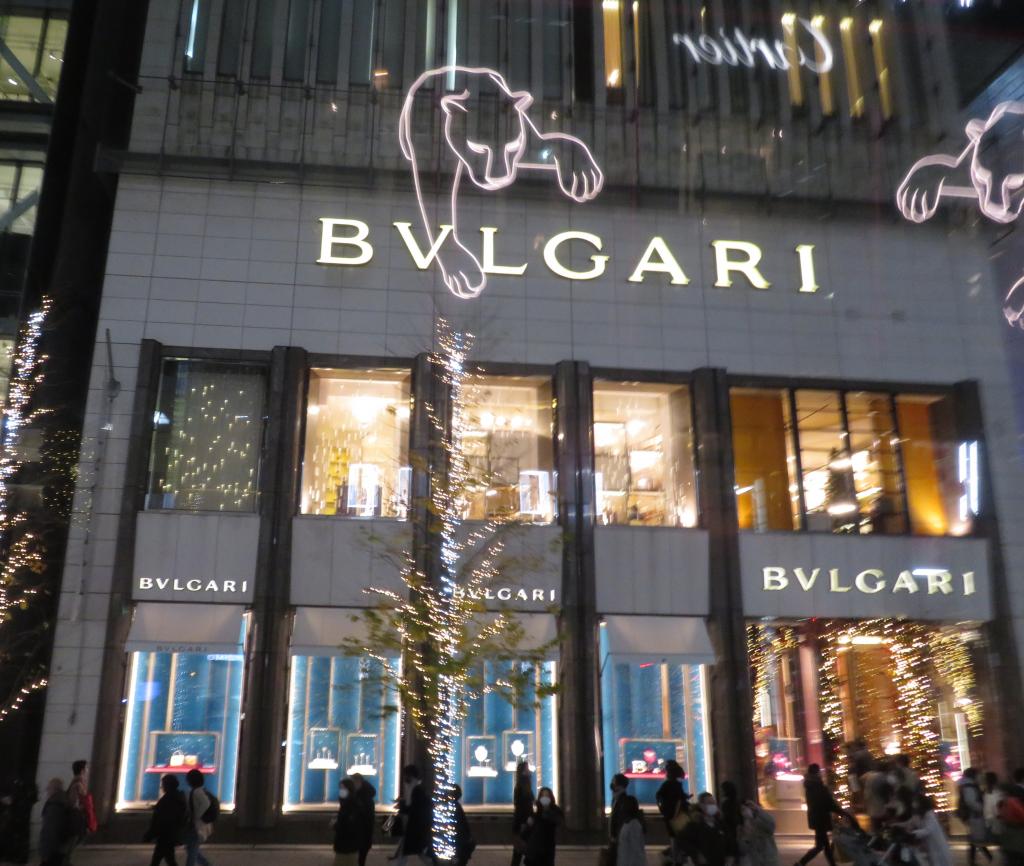 BVLGARI 벽면에 Cartier의 판테르가
 교바시 발착 당일치기 크리스마스·나이트 투어 보고
