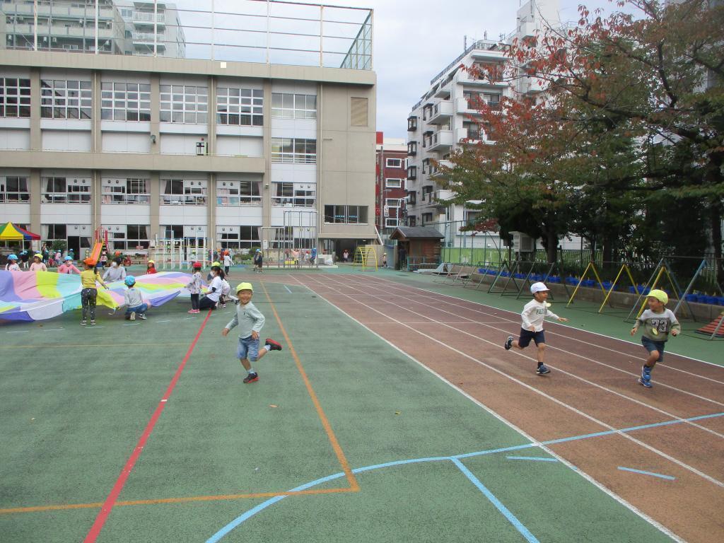 축복받은 병설 초등학교 시설이 열려 있는 시간에 넓게 놀 수 있는 옥외 환경 중앙구의 1873년부터 150년의 역사가 있는 초등학교와 유치원의 공교육은 시대를 견인하고 있었다!