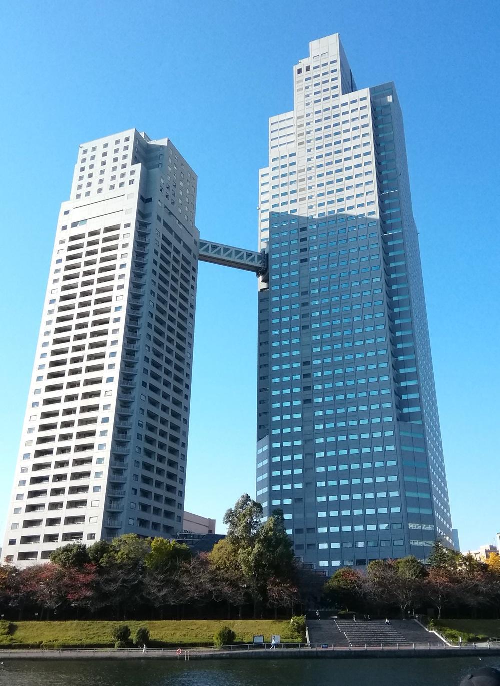  Looking up at high-rise building
　고층 빌딩을 올려다보는 1
　　세인트 루크스 타워·성로가 레지던스~