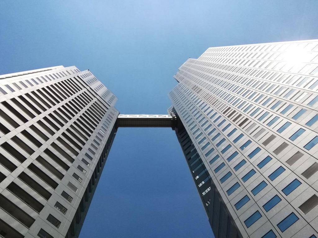  Looking up at high-rise building
　고층 빌딩을 올려다보는 1
　　세인트 루크스 타워·성로가 레지던스~