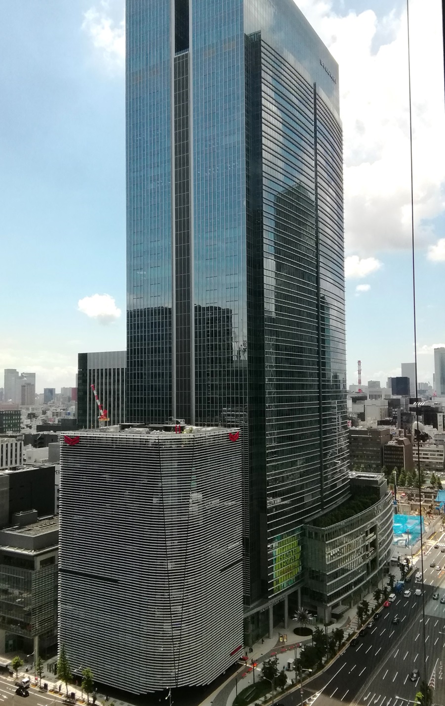 도쿄 미드타운 야에스 (2022년 9월 프리 오픈, 2023년 3월 그랜드 오픈)는 Looking up at high-rise building
　고층 빌딩을 올려다보 2
　　~도쿄 미드타운 야에스~