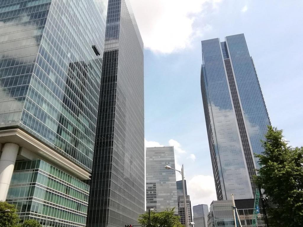  Looking up at high-rise building
　고층 빌딩을 올려다보 2
　　~도쿄 미드타운 야에스~