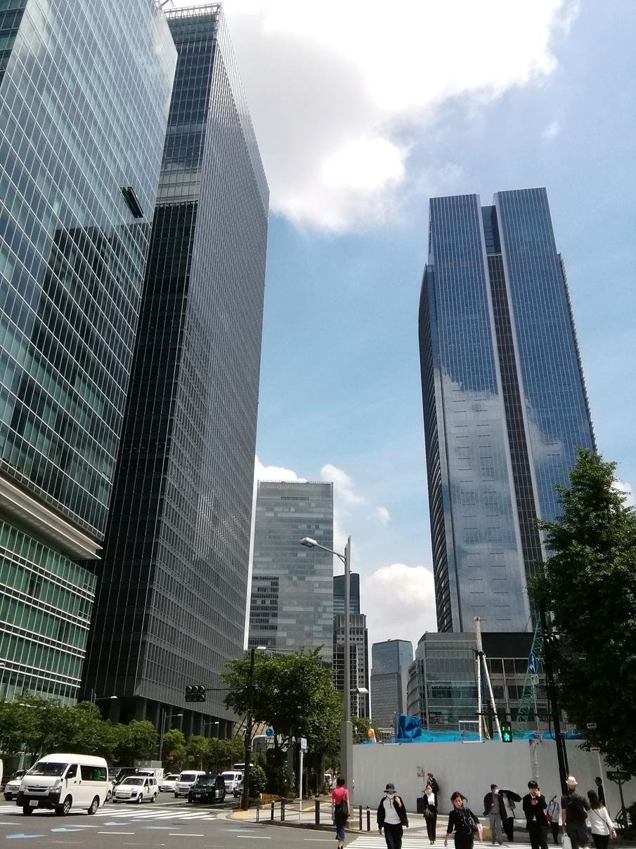  Looking up at high-rise building
　고층 빌딩을 올려다보 2
　　~도쿄 미드타운 야에스~