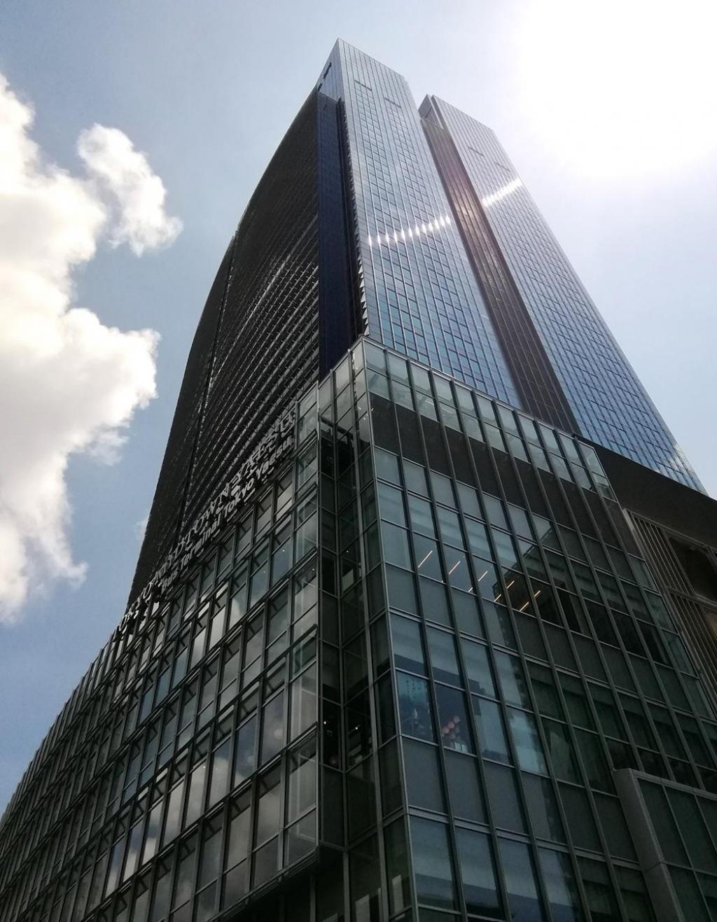  Looking up at high-rise building
　고층 빌딩을 올려다보 2
　　~도쿄 미드타운 야에스~