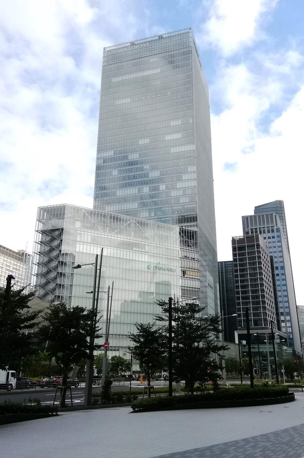 그랜트 우쿄노스 타워는 Looking up at high-rise building
　고층 빌딩을 올려다보는 3
　　~그랜트 우쿄노스 타워~