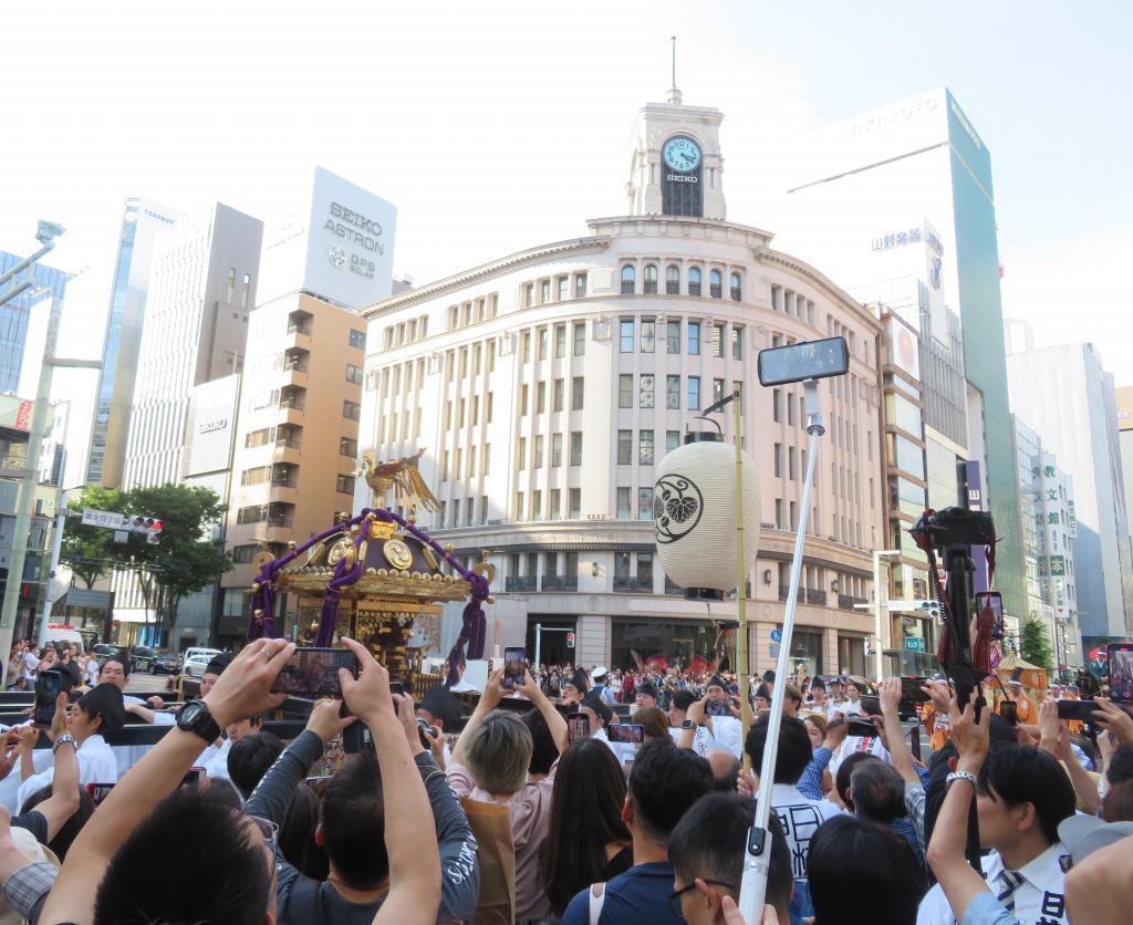 긴자 4초메 교차점에서는 대관중이 환희의 고리 2024년 산노 축제 천하 축제의 일대 이벤트