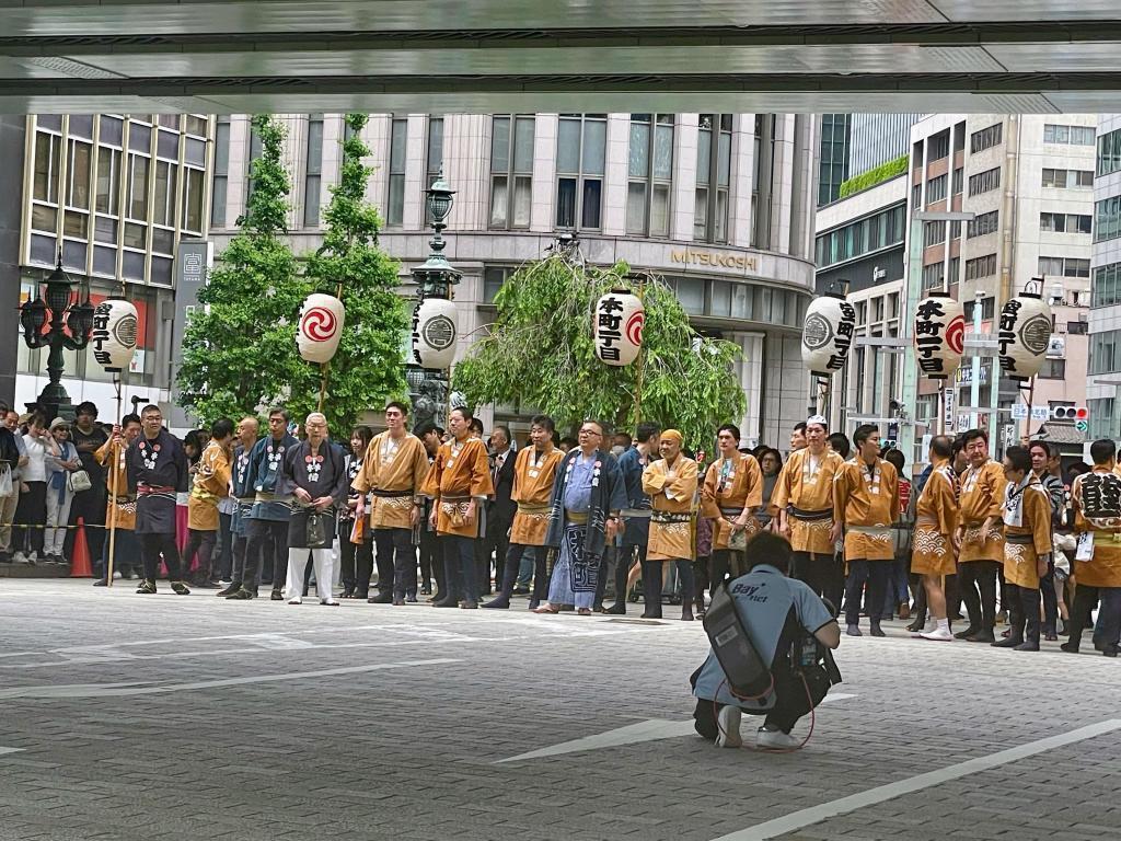 일본국 도로 원표(니혼바시)로 맞이하는 무로마치·혼마치 중앙도리를 가마가 걷는(산노 축제) 시모마치 연합 와타오