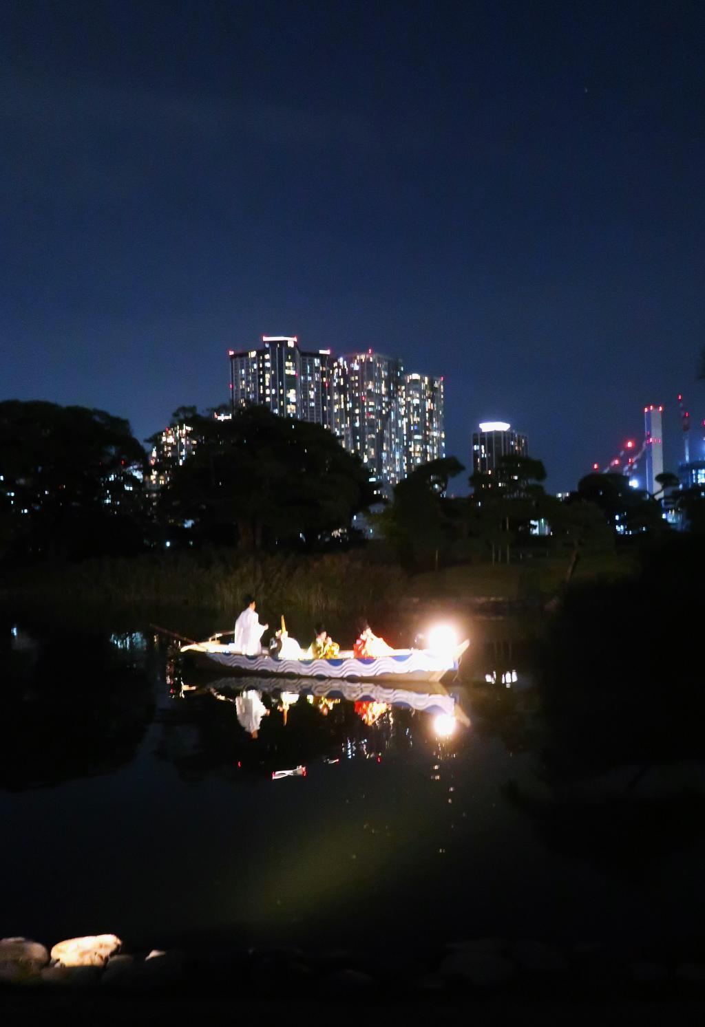  하마리미야 온사 정원에서 쓰키미 산책
The Moon at Shogun's Ｇarden Hamarikyu on a Fantastic Night 