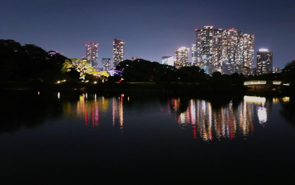  하마리미야 온사 정원에서 쓰키미 산책
The Moon at Shogun's Ｇarden Hamarikyu on a Fantastic Night 