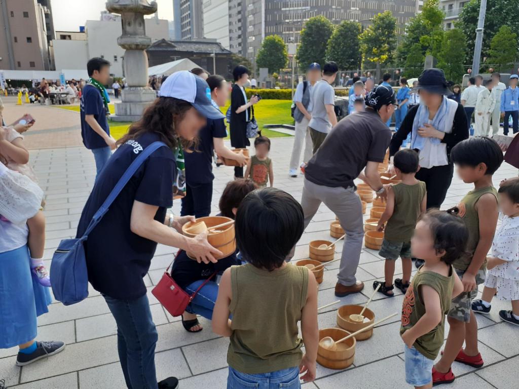  “쓰키지 혼간지 납량 분무 대회” 에코 자원봉사 리포트